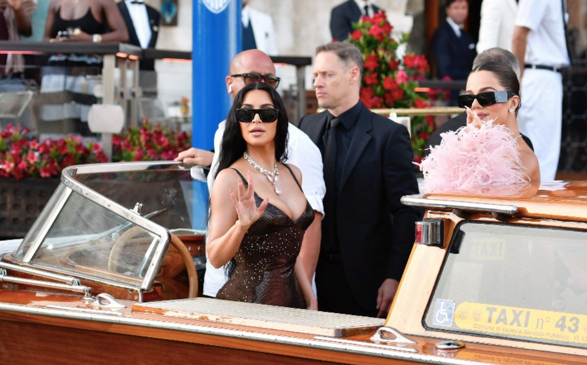 Kim Kardashian en la boda de Jeff Bezos y Lauren Sánchez (AP)