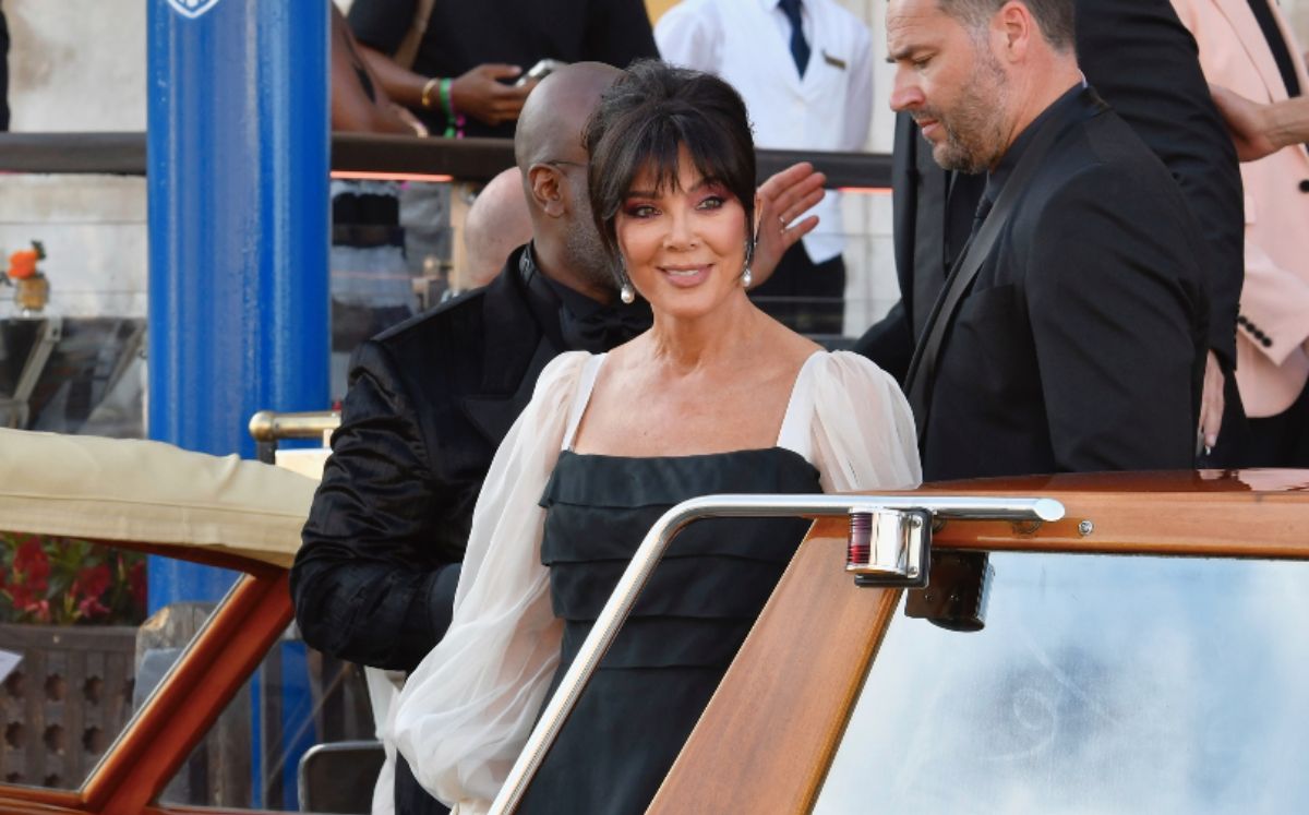 Kris Jenner en la boda de Jeff Bezos y Lauren Sánchez (AP)