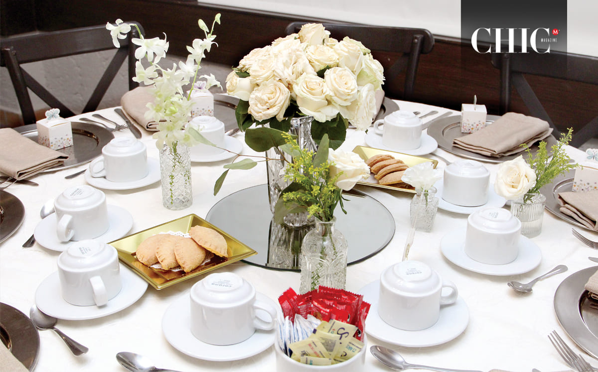 Se pudo apreciar arreglos de rosas blancas y empanadas para las invitadas