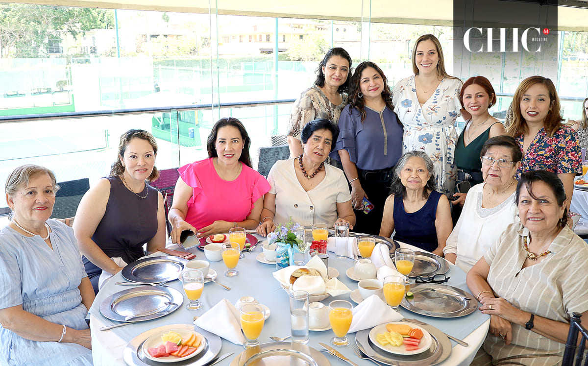 Berenice Tinajero junto a sus amigas y familiares celebrando su baby shower