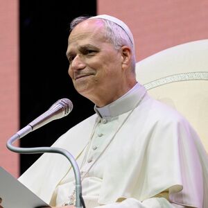 El  Papa León XIV ha sido impactado con un guante y así fue el momento (Getty Images)