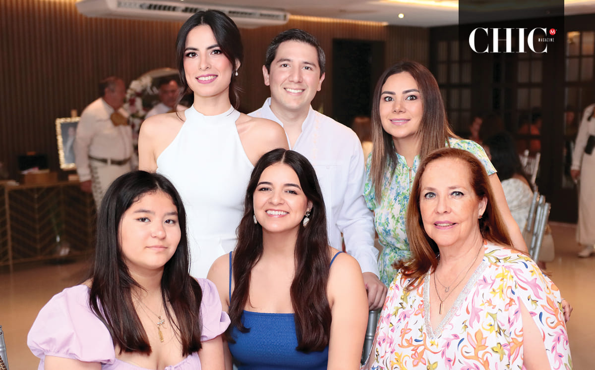 Amalia Sánchez y Andrés Araujo junto a las invitadas de la despedida de soltera