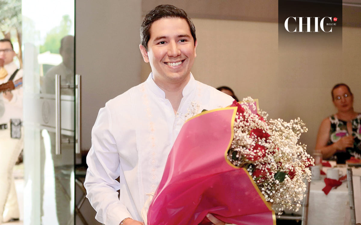 Andrés Araujo sorprendió a Amalia llegando con un ramo de flores