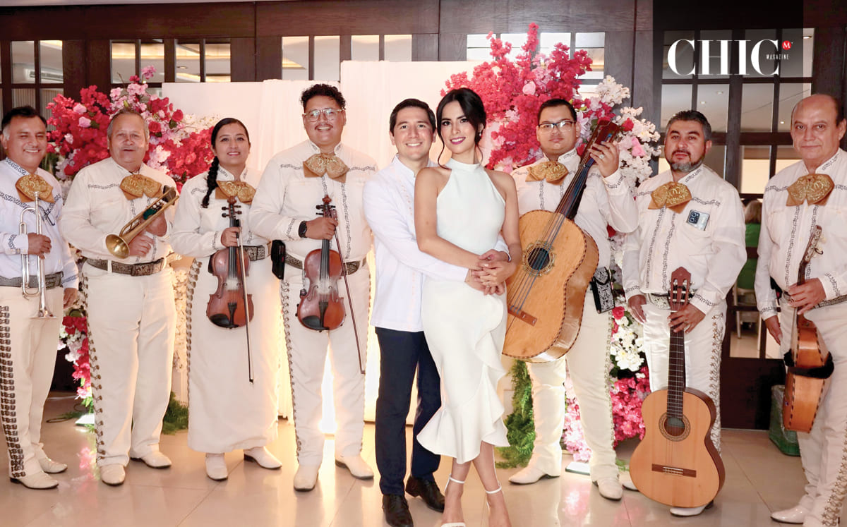Andrés Araujo sorprendió a Amalia llegando con un ramo de flores acompañado por un mariachi, mientras las asistentes le aplaudían