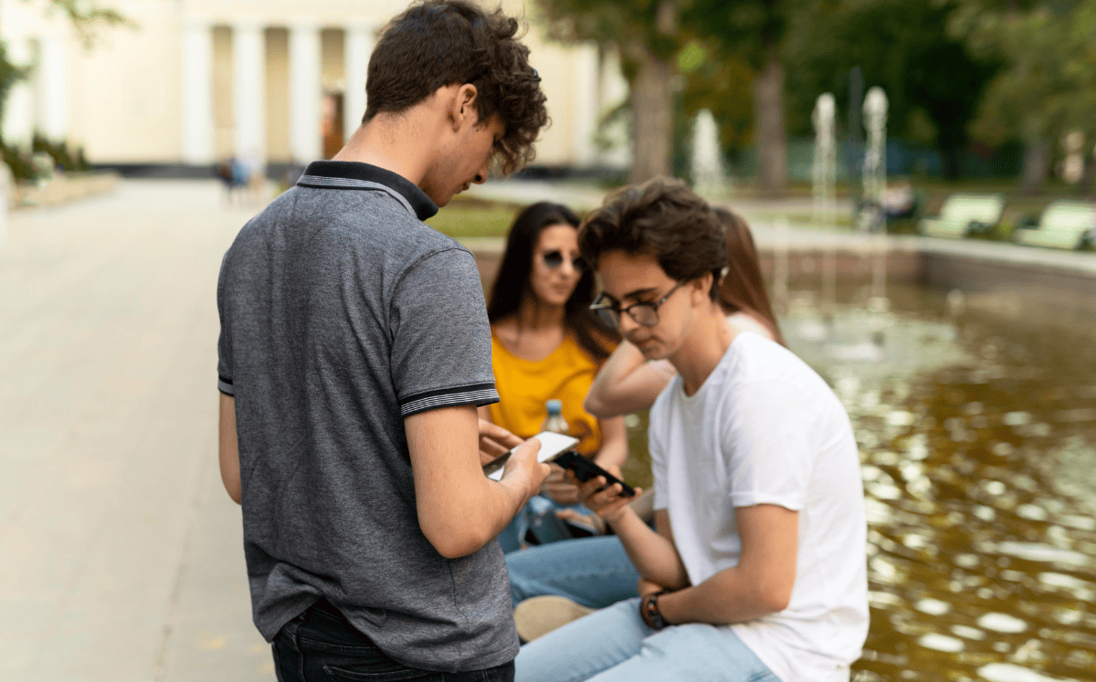 La dependencia emocional puede presentarse como ansiedad y estrés cuando están solos o separados de la persona de apego (Foto: Freepik)