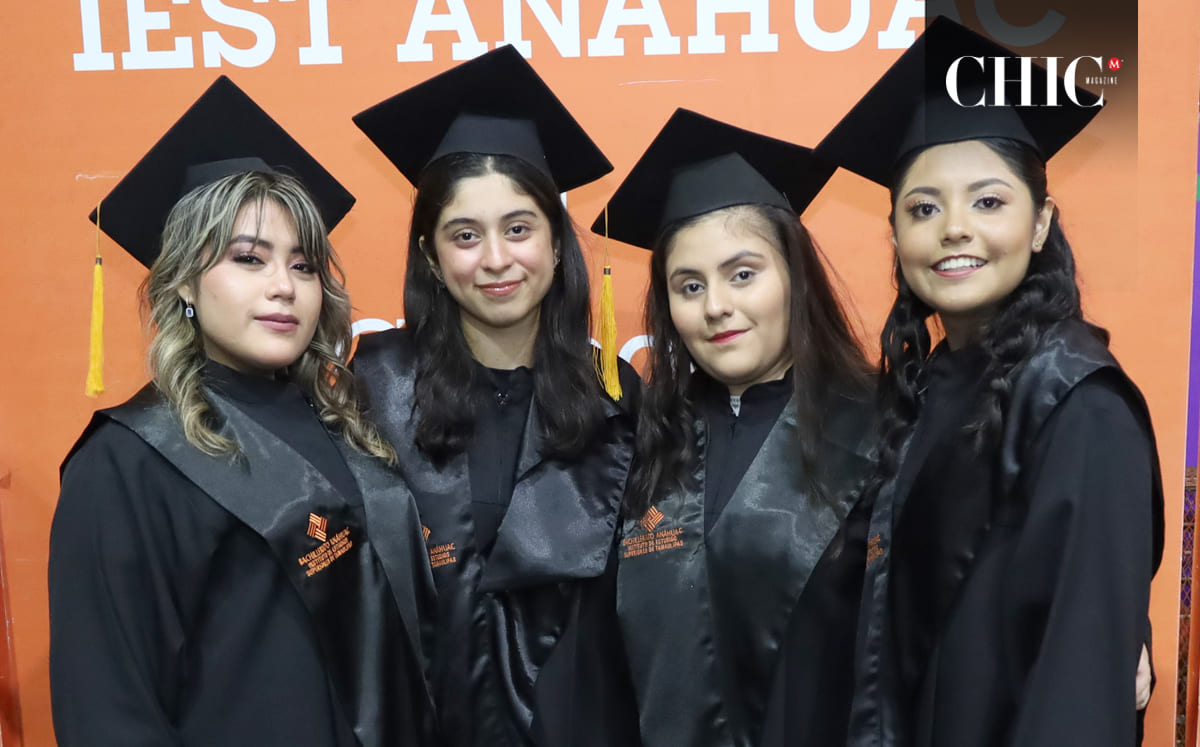 Hannah Mendoza, Laura Díaz, Gloria Pantin y Vianney Hernández en la ceremonia de entrega de papeles