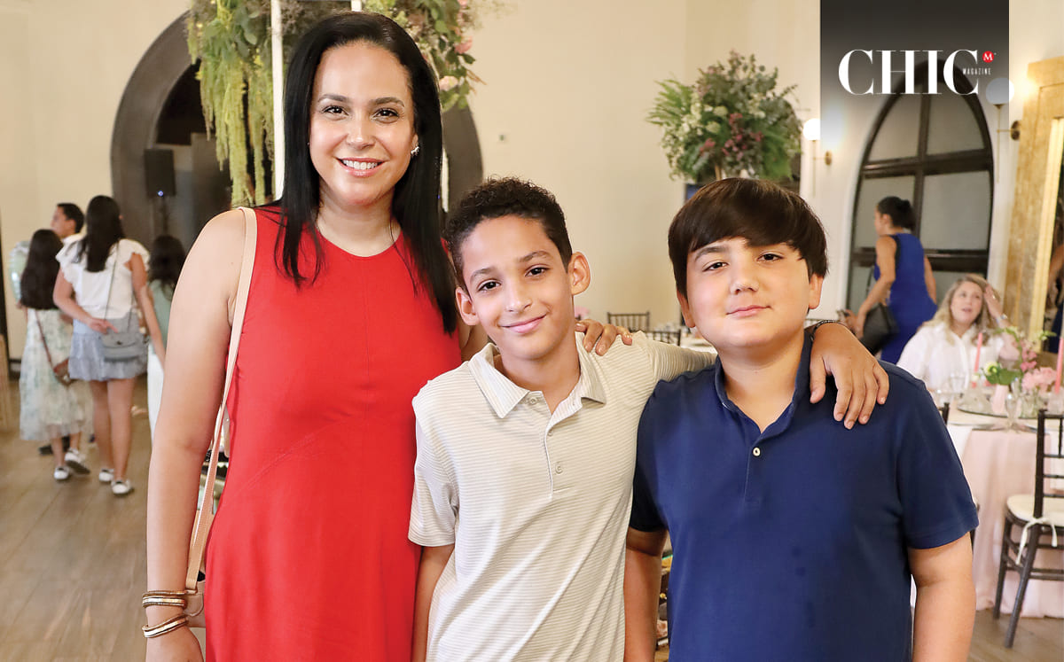 Lilia Durán, Juan Pablo Septién y Monir Kuri felicitaron a María José por su primera comunión