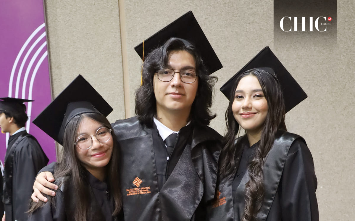 Valeria Castillo, Manuel Flores y Alexa Ramírez en la ceremonia de la Preparatoria del IEST
