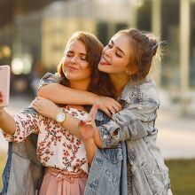 Aprende a saber si esa amistad te hace tan bien como crees, o si debes tener la valentía de dejar de confiar (Freepik)