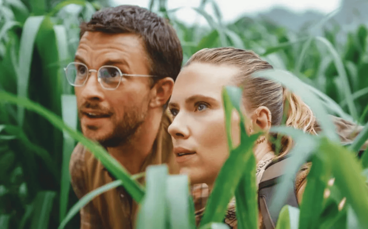 Scarlett Johansson y Jonathan Bailey (Foto: Universal Pictures)
