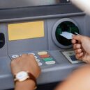 Lugares peligrosos donde pueden clonar tu tarjeta (Freepik)