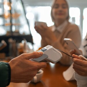 Qué tipos de comisiones se aplican al cobrar con tarjeta