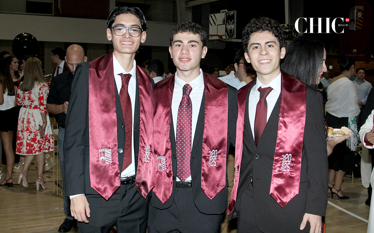 Juan Pablo Sánchez,  Santiago Sigrist,  Santiago Rez, alumnos de la prepa del ICT celebraron su entrega de papeles