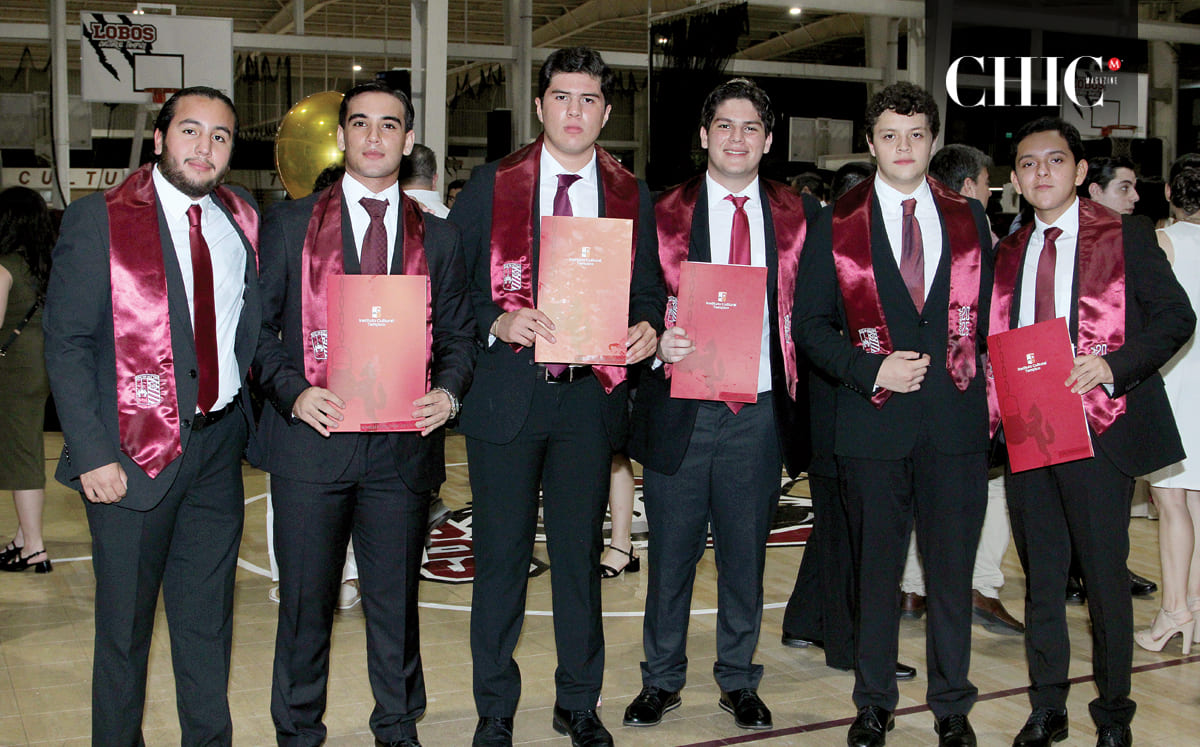 Arturo Villarreal, Bonelli Barraza, Alejandro Aguirre, José Acosta, Emilio Baltazar y Daniel Lara felices por culminar esta etapa escolar