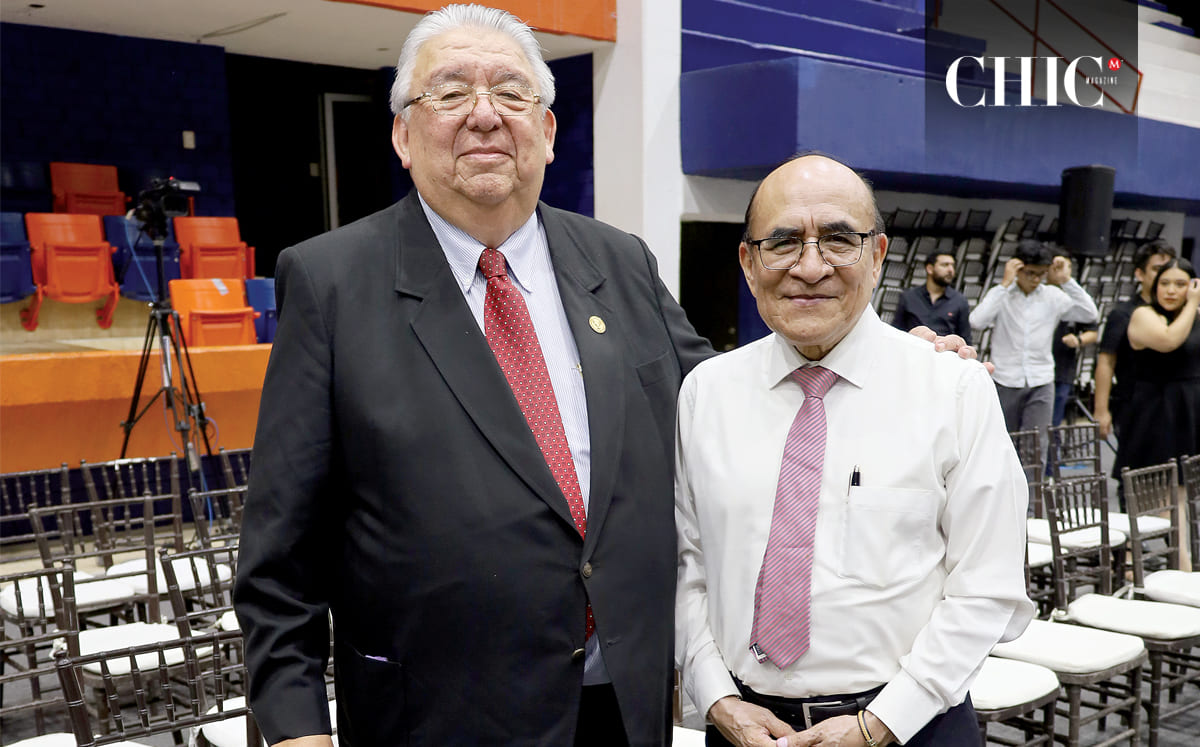 Asistentes a la ceremonia de graduación en el Gimnasio Olímpico de la UAT