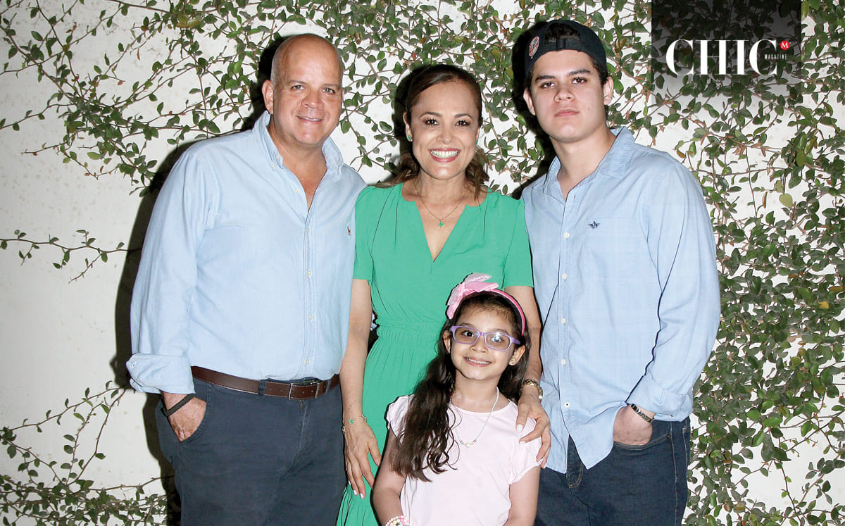 Gabriel Manzur, Tammy De Manzur, Karim Manzur y Aby Manzur llegaron puntuales a la celebración