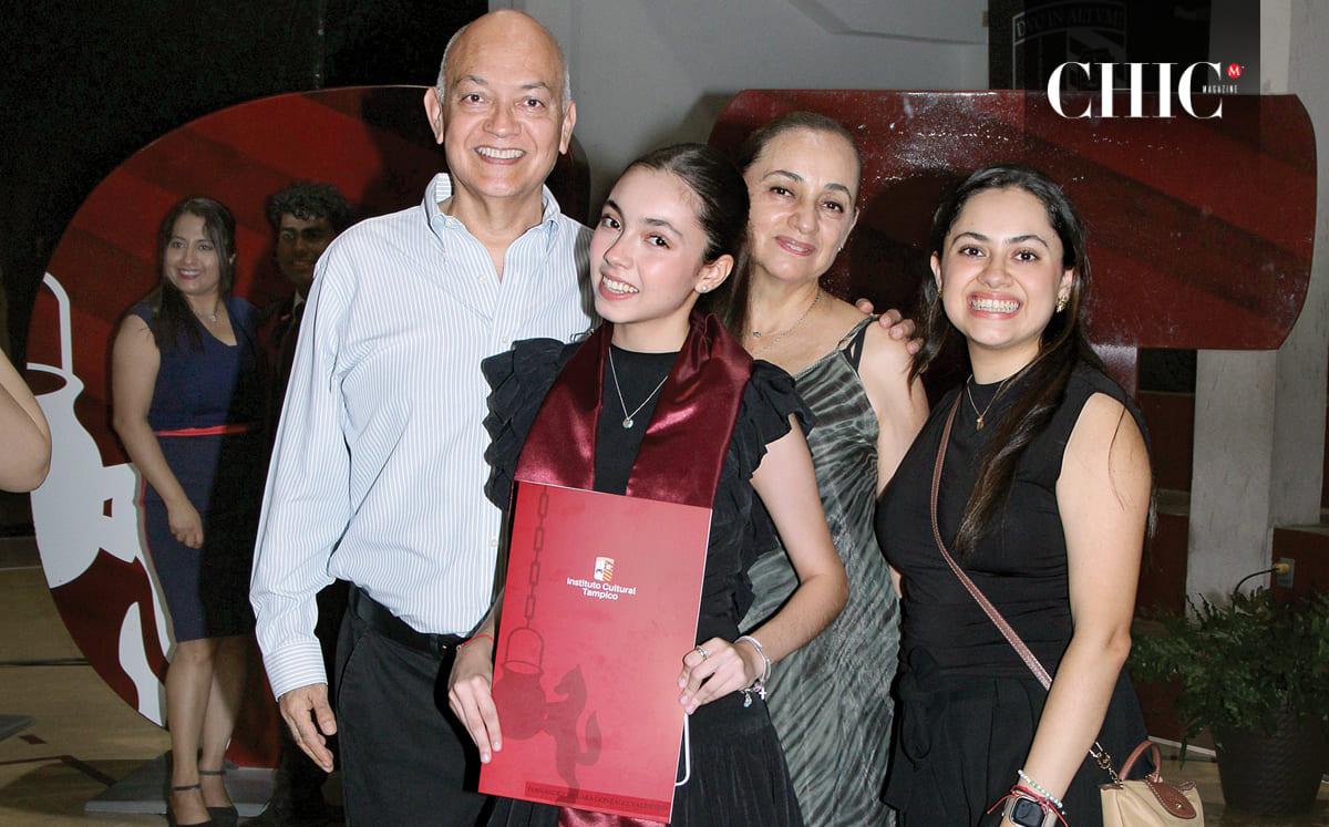 Gonzalo Fernández, Valentina Fernández, Sandra González y Valeria Fernández lucieron felices