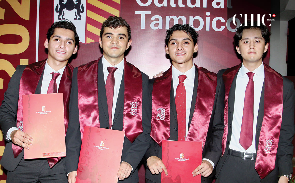 Juan Pablo Meraz, Jorge Suárez, Evaristo Meraz y Enrique Capistran orgullosos de haberse graduado de la Prepa ICT