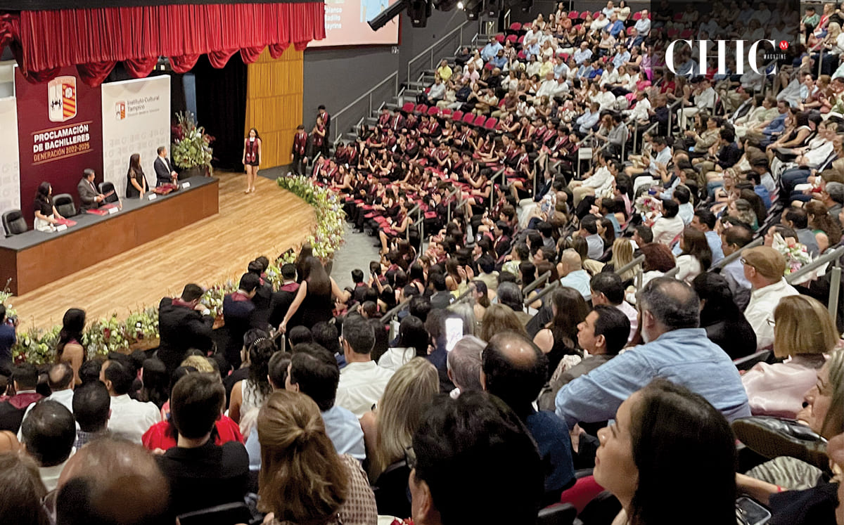 Salvador Eduardo Torres padre y rector, felicitó a los padres por el respaldo en cada uno de sus hijos, cerrando con un mensaje a los graduados