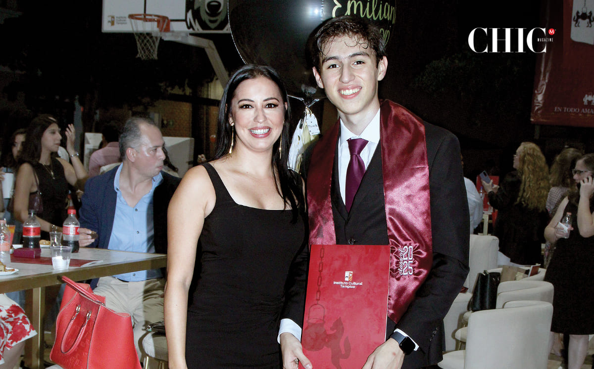Sandra Calderón y Emiliano Garza fueron parte de la ceremonia de graduación