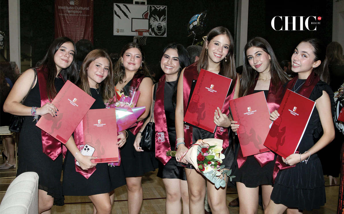Ylse Villarreal, Fernanda Mora, Cecilia Mora, Sophia Lara, Ana Fernanda Aguirre, Michelle Dávila y Valentina Fernández felices por concluir la prepa