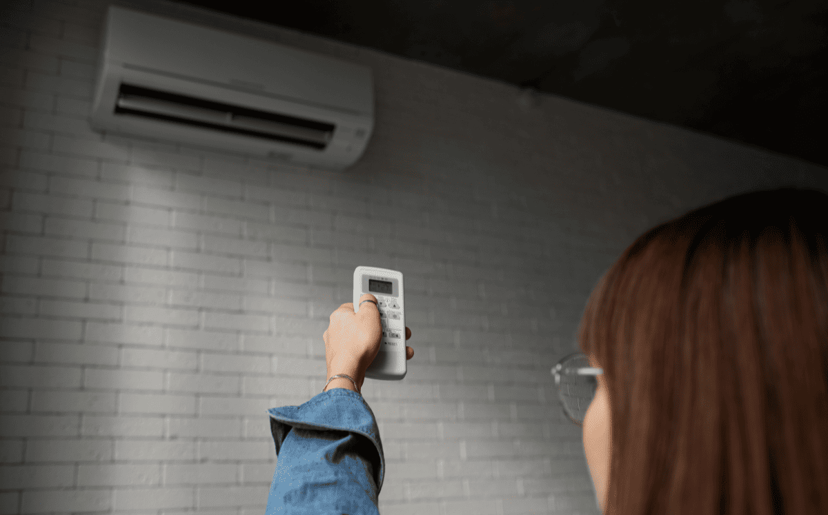 Descubre el botón oculto de tu aire acondicionado y reduce tu recibo de luz (Foto: Freepik)