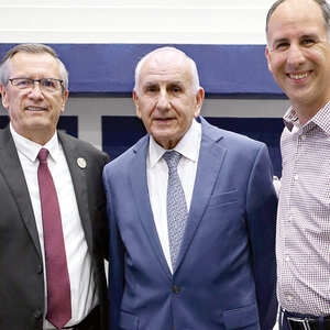 Luis Miguel Rodríguez, José Ángel García y José Ángel García estuvieron presentes en la ceremonia de graduación