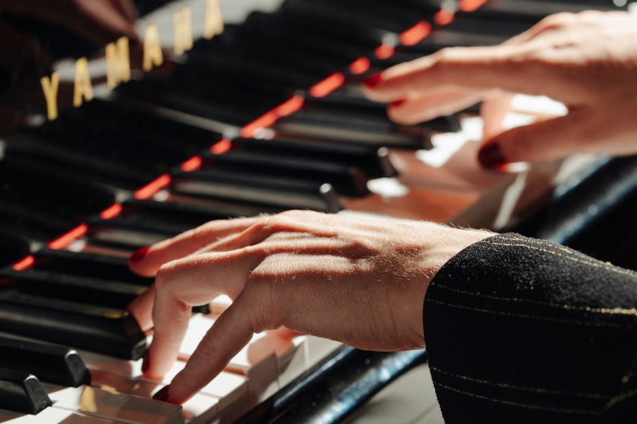 La música del piano en vivo envuelve el ambiente, creando una atmósfera íntima y elegante que conquista todos los sentidos. (Harry’s Playa del Carmen)
