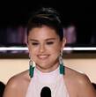 Selena Gomez luce vestido idéntico al de Mariana Rodríguez en Emmys.