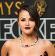 Selena Gomez luce vestido de transparencias en los Emmy con su novio (X)