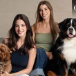 Belén y Mariel posan junto a sus dos hermosos perros, Roco y Luca / Foto: Abo Palomo