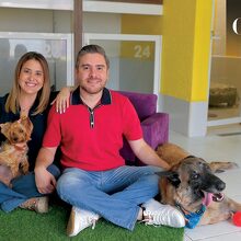 Lupita Agreda y Miguel Valdez consienten a todos los perros que llegan a Barking House / Foto: Daniel Saldívar