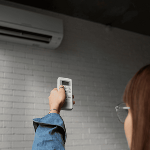 Descubre el botón oculto de tu aire acondicionado y reduce tu recibo de luz (Foto: Freepik)