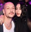 Charli xcx y el baterista de The 1975 son oficialmente esposos; así fue su boda (Getty Images)
