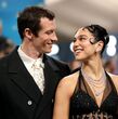 Tras varios meses protagonizando rumores, Dua Lipa confirmó su compromiso con Callum Turner (getty Images)