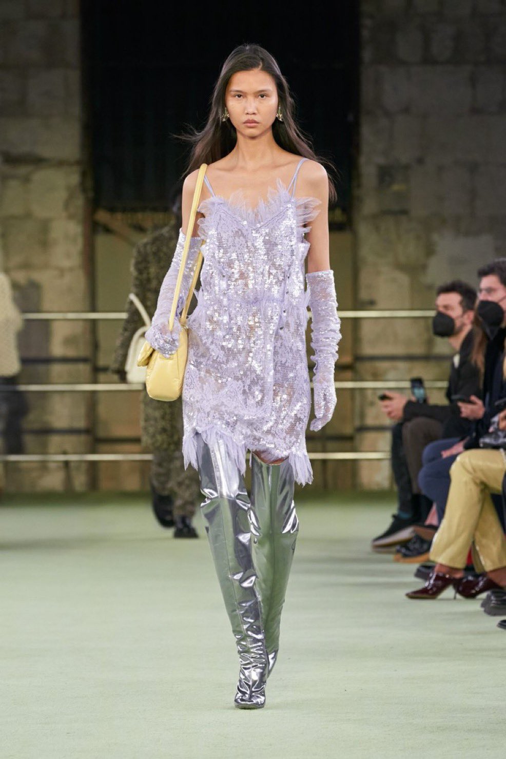 Vestido que usó Dua Lipa en la boda de Charli xcx Bottega Veneta Otoño-Invierno 2022-2023 (x)