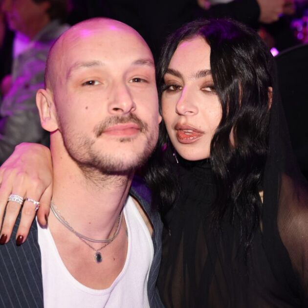 Charli xcx y el baterista de The 1975 son oficialmente esposos; así fue su boda (Getty Images)