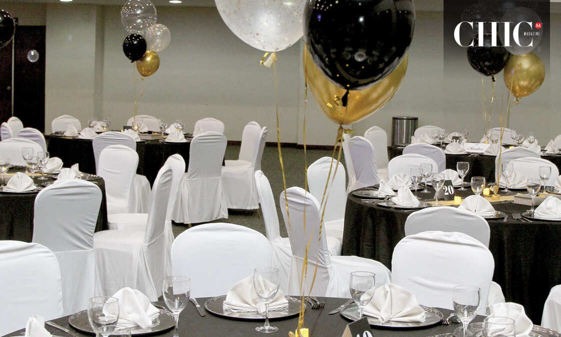 Los más de 200 invitados fueron recibidos por un spot de globos en tonos dorados y plateados