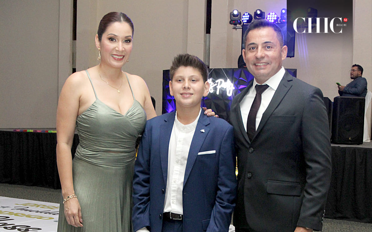 Abigail de Hérnandez, Edgar Hernández y Edgar Hernández lucieron elegantes en esta celebración