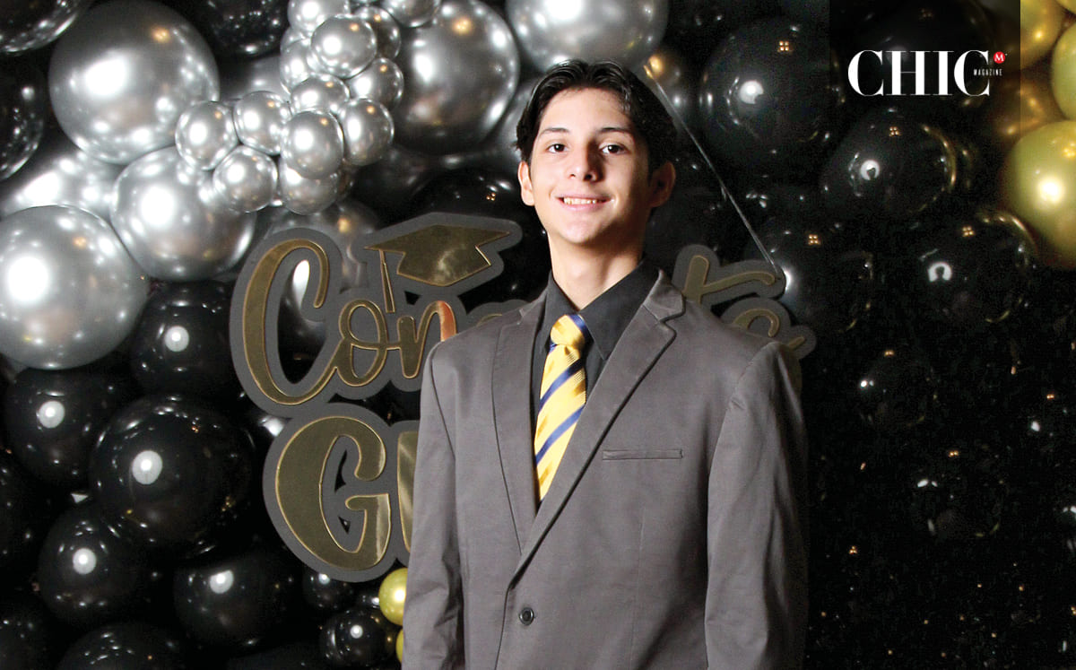 Israel Bartoluchi lució un gran traje en su noche de graduación