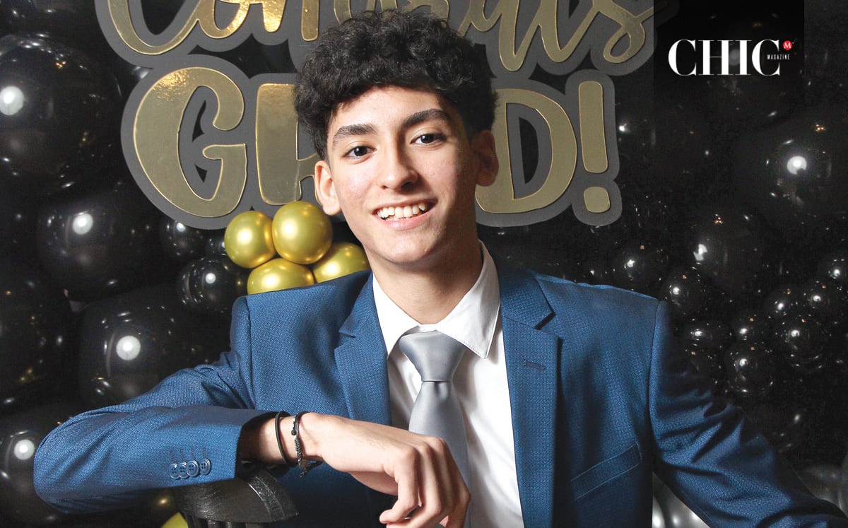 Santiago López posó con el back de fotos un back de globos negros y dorados de su fiesta de graduación