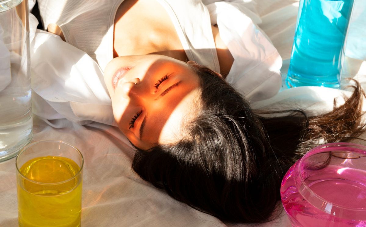 Cómo cuidar la piel de la radiación en interiores, según dermatóloga (Foto: Freepik)