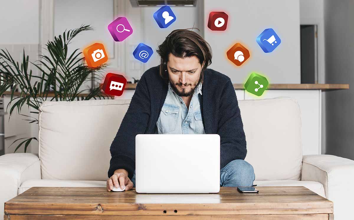 Una señal de alarma es que sientas la necesidad compulsiva de revisar tu celular al punto que no puedas dormir durante la noche. (Foto: Freepik)
