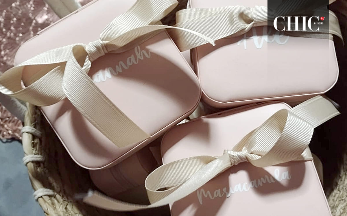 Cada detalles venia personalizado con el nombre de la invitada