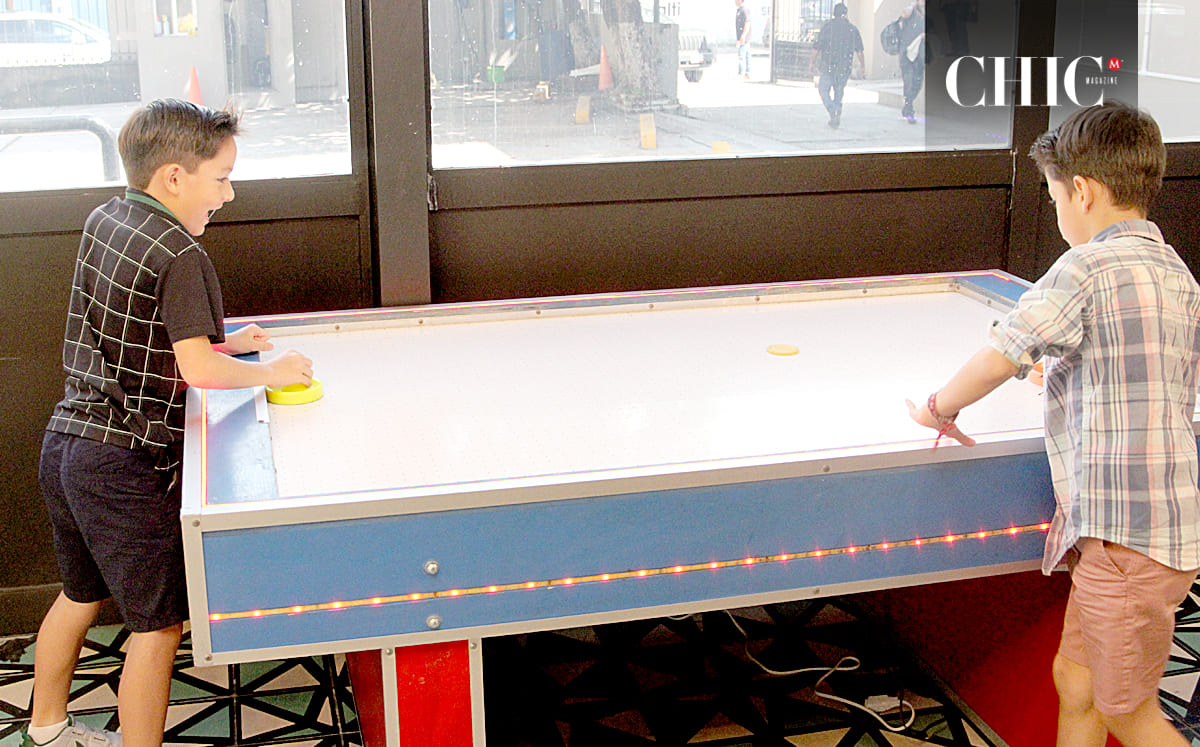 Durante la celebración, los niños disfrutaron de jugar con la mesa de hockey y ping pong