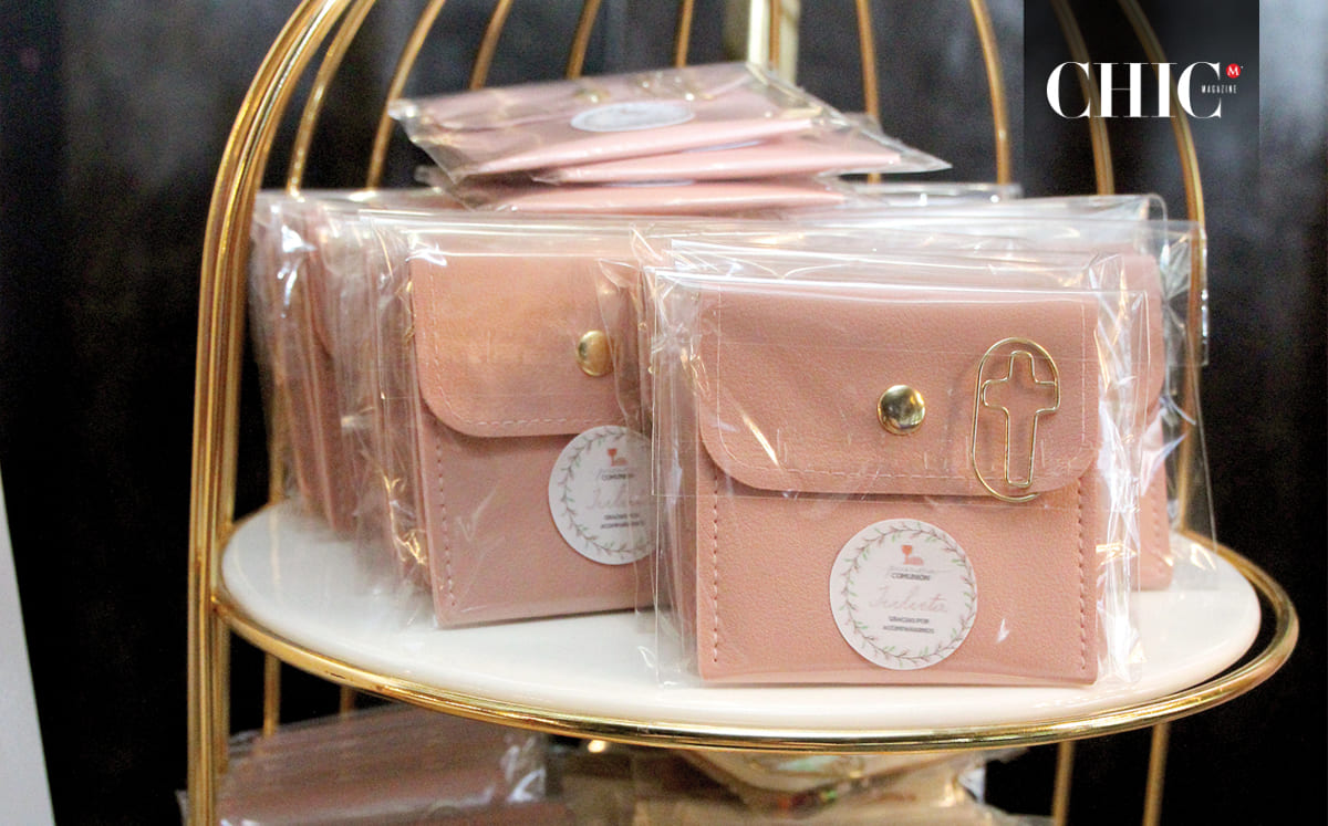 Se contó con bolsas en tonos rosa pastel, que en su interior conservaban unas cadenitas con dije de mariposa para las niñas