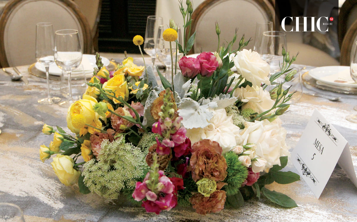 Las mesas estuvieron decoradas con flores en tonalidades rosas y amarillas