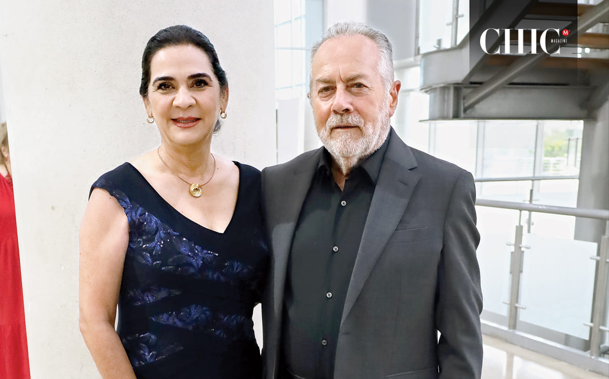 Mónica Villarreal y Antonio Verdeal alegres en el teatro principal del Espacio Cultural Metropolitano