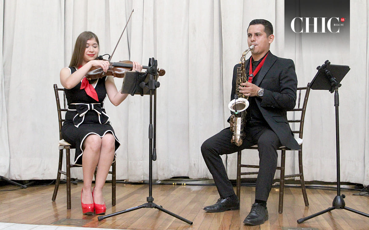 La violinista Melissa Rueda y el saxofonista Aran Castro se encargaron de amenizar el momento