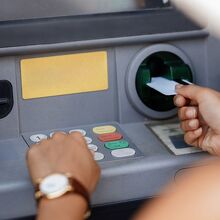 Lugares peligrosos donde pueden clonar tu tarjeta (Freepik)